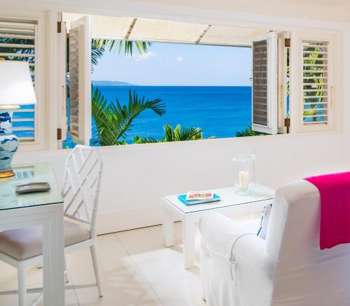 374542509 Round Hill Hotel & Villas