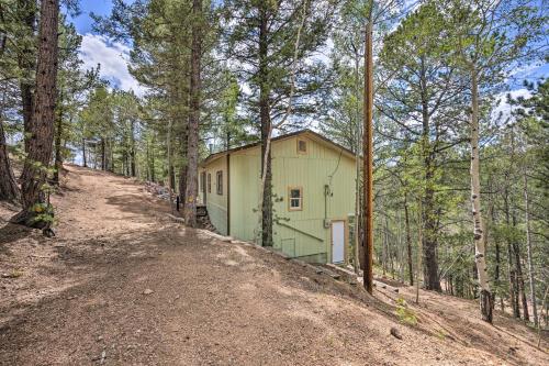Dreamy Divide Cabin with Deck and Forest View! in Cripple Creek (CO)