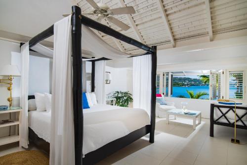 374547009 Round Hill Hotel & Villas