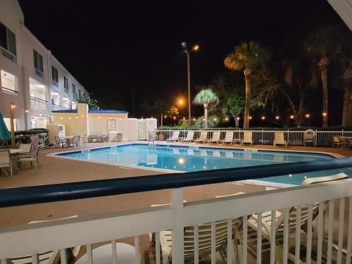 Swimmingpool, Hotel Carolina A Days Inn by Wyndham in Hilton Head Island (SC)