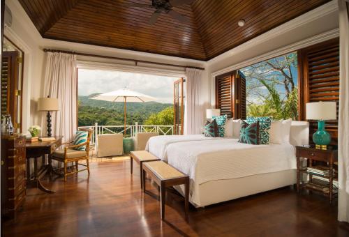 374549206 Round Hill Hotel & Villas