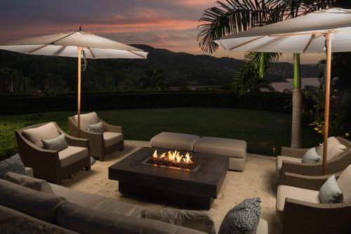 374549318 Round Hill Hotel & Villas
