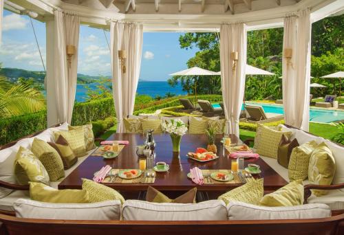 374549445 Round Hill Hotel & Villas