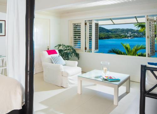 374549666 Round Hill Hotel & Villas
