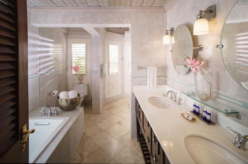 374552018 Round Hill Hotel & Villas