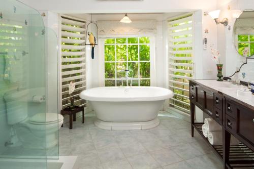 374553688 Round Hill Hotel & Villas