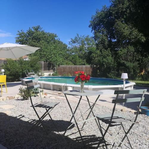 Studio with room, double bedroom, bathroom with dressing gîte à louer Dirac