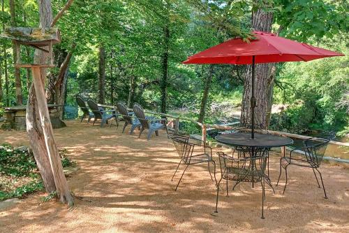 Warm + Peaceful Home w/ Fire Pit on Haw River - North Carolina