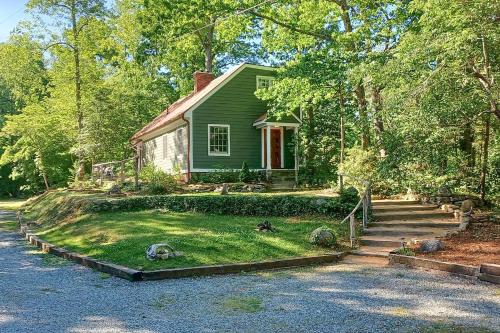 Warm and Peaceful Home with Fire Pit on Haw River in Pittsboro, USA