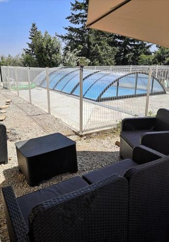 GiTE ATYPIQUE AVEC PISCINE COUVERTE en été (GiTE ATYPIQUE AVEC PISCINE COUVERTE en ete) in Vernoux-en-Vivarais