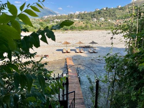 Skats, River Escape Villa - Private Beach, Scenic View & BBQ in Tepelenë