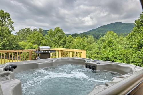 Waynesville Smart Cabin w/ Hot Tub & Views!, Waynesville