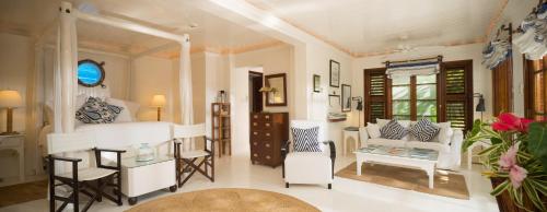 374562143 Round Hill Hotel & Villas