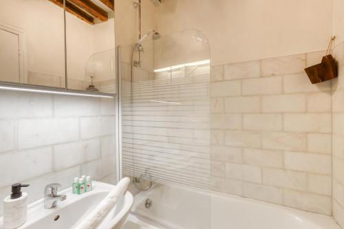 Bathroom, Charme de l'ancien aux portes de Paris ! in Charenton-le-Pont