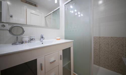 TarracoHomes TH156 Casa Roser Familiar y con Piscina Compartida - image 4