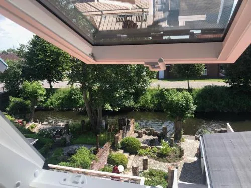 Knuffelkamer über der Gracht in Friedrichstadt, Deutschland
