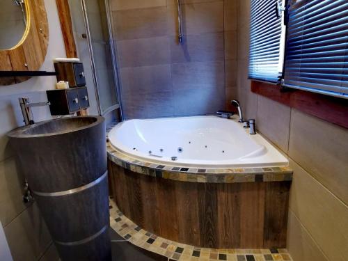 Chalet (8 Adults) image 8
