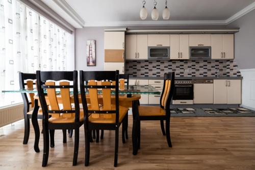 Κουζίνα, CedarTREE Prishtina in Laplje Selo