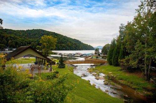 Lake Lure Condo with Resort Perks on Golf Course! - image 14
