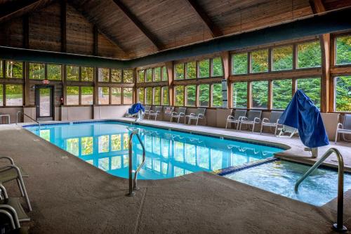 Indoor Pool and Golf Course Views Lake Lure Condo! Indoor Pool and Golf Course Views Lake Lure Condo!