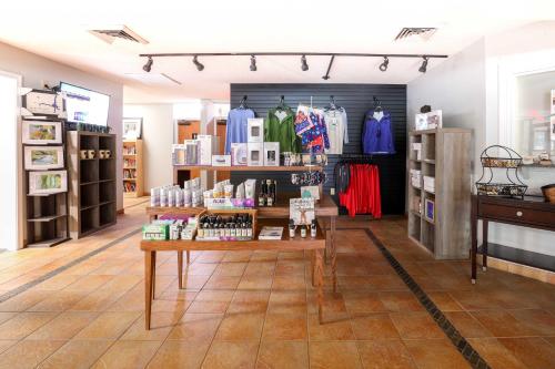 Indoor Pool and Golf Course Views Lake Lure Condo! Indoor Pool and Golf Course Views Lake Lure Condo!