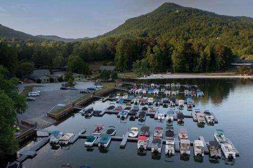 Indoor Pool and Golf Course Views Lake Lure Condo! Indoor Pool and Golf Course Views Lake Lure Condo!