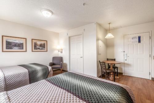 HomeTowne Studios & Suites by Red Roof Charlotte - Concord - image 13
