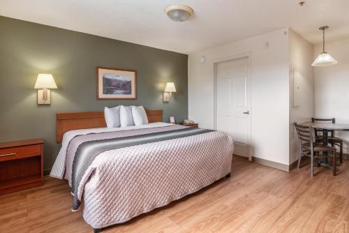 HomeTowne Studios & Suites by Red Roof Charlotte - Concord - image 8