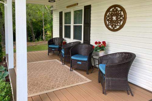 Quaint Creekside Cottage with Porch and Backyard! in Lexington, USA