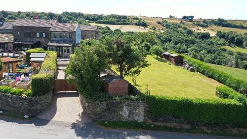 Lane End Cottage Holmfirth - Panoramic Views, Modernised with offroad parking