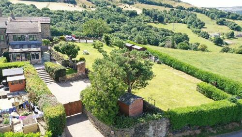 Lane End Cottage Holmfirth - Panoramic Views, Modernised with offroad parking