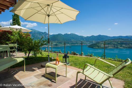  Italian Vacation Homes - Panoramic Villa in Parzanica