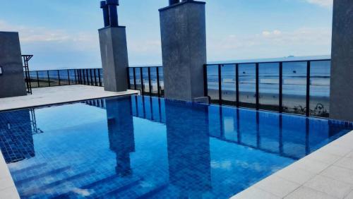 PREMIUM Studio Frente Mar com piscina aquecida borda infinita