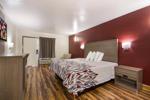 Red Roof Inn Crestview - image 2