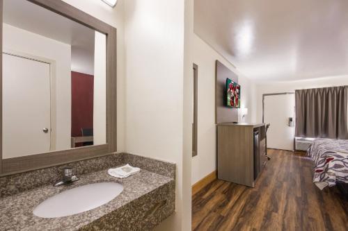 Red Roof Inn Crestview - image 13