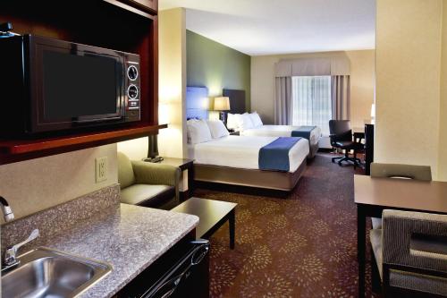 Holiday Inn Express Hotel & Suites Woodhaven an IHG Hotel - image 24