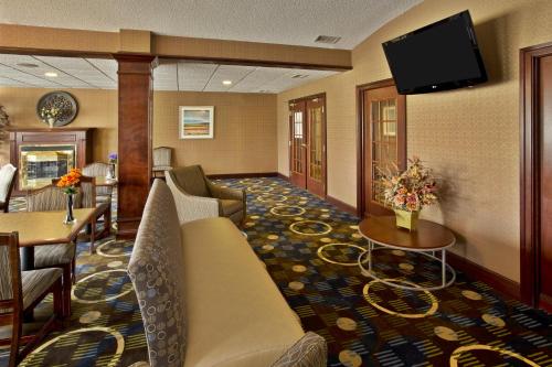 Holiday Inn Express Hotel & Suites Woodhaven an IHG Hotel - image 19