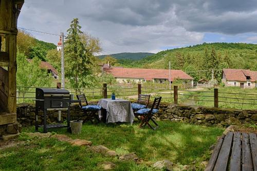 Zuzmó Guesthouse, Jósvafő, Aggtelek National Park - Stylish 150 year old farmhouse for 10 guests