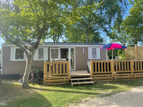 Chalet op Camping Lauwersoog met 3 slaapkamers en vaatwasser - JoyCasa – khách sạn tại Lauwersoog
