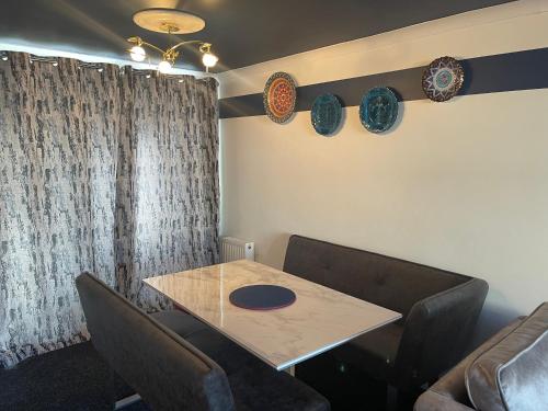 Stylish and Large 3 bed house, private parking on premise, conservatory, large garden close to KFC and McDonalds gîte à louer Handsworth