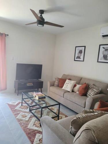 Tranquil 2 bedroom townhouse in Discovery Bay in Discovery Bay