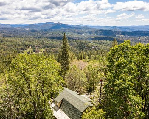 Eagle View Mountain Retreat with stunning views, hot tub, decks, 1 acre