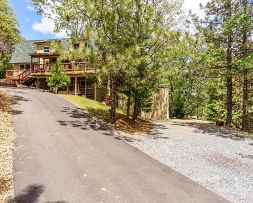 Eagle View Mountain Retreat with stunning views, hot tub, decks, 1 acre