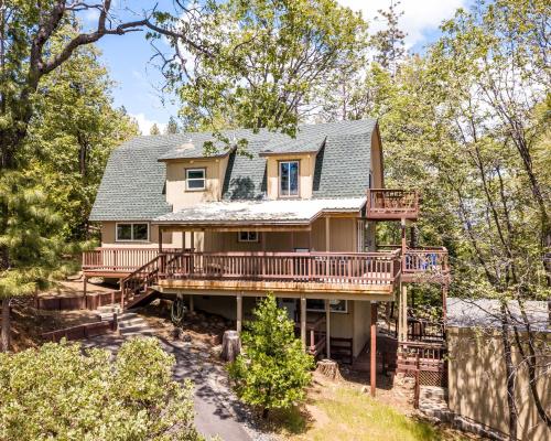 Eagle View Mountain Retreat with stunning views, hot tub, decks, 1 acre