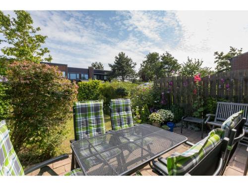 Balcony/terrace, Comfortable holiday home just 150 meters from the beach in Nieuwvliet