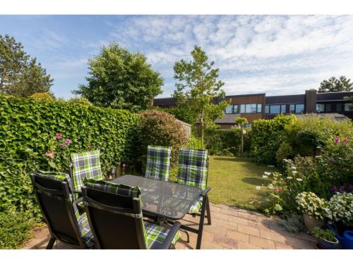 Balcony/terrace, Comfortable holiday home just 150 meters from the beach in Nieuwvliet