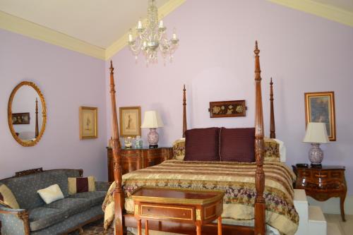 . Heritage Inn #12 Honeymoon Suite by KABINO on ground level