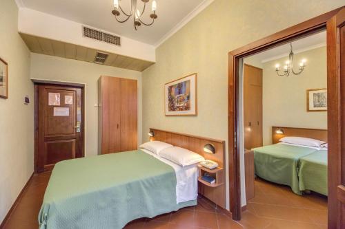 Hotel Corona Stop at Hotel Corona to discover the wonders of Rome. The property features a wide range of facilities to make your stay a pleasant experience. 24-hour front desk, luggage storage, family room, restau