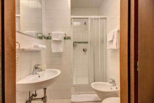 Hotel Corona - image 2