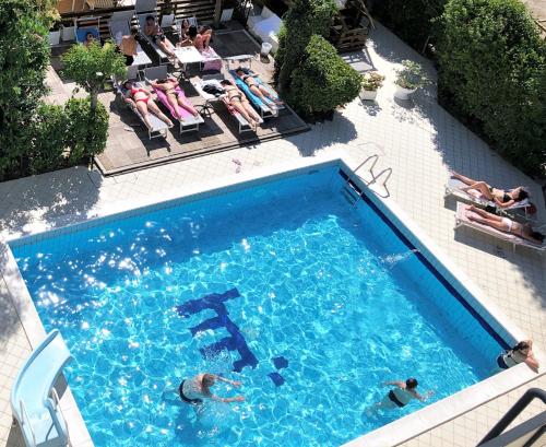 Hotel Marzia con Piscina, Riccione bei Coriano